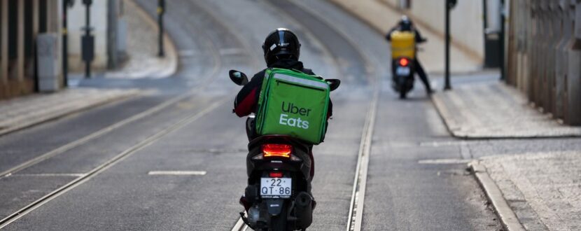Fotografía de archivo de un repartidor de la plataforma digital Uber Eats. EFE/Jose Sena Goulao